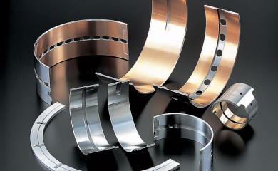 Engine bearings replacement process in workshop